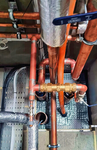https://plumbermaddington.com.au/uploads/2025/06/commercial-plumbing-390382.jpg