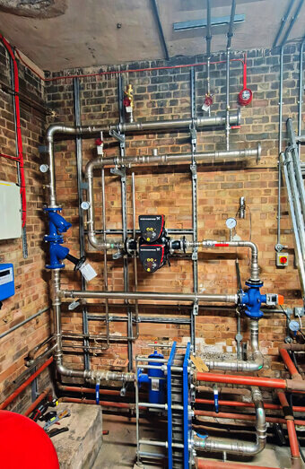https://plumbermaddington.com.au/uploads/2025/06/commercial-plumbing-923198.jpg