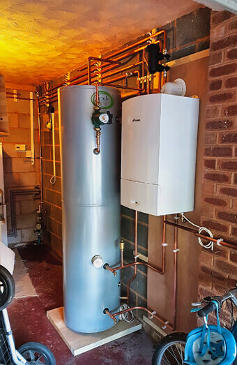 https://plumbermaddington.com.au/uploads/2025/06/hot-water-684599.jpg